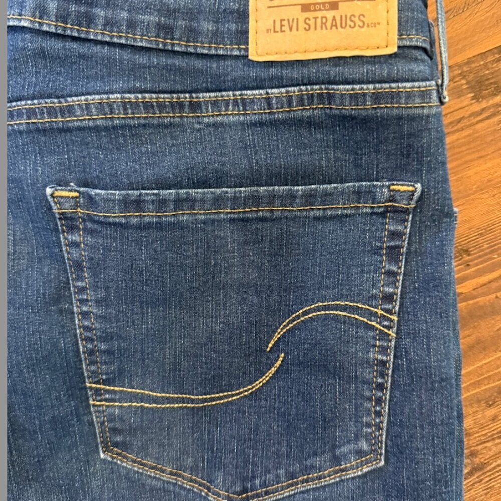 Levi’s Totally Shaping Straight Jeans Women’s W32 L30 Medium Wash Stretch Denim - Picture 2 of 5